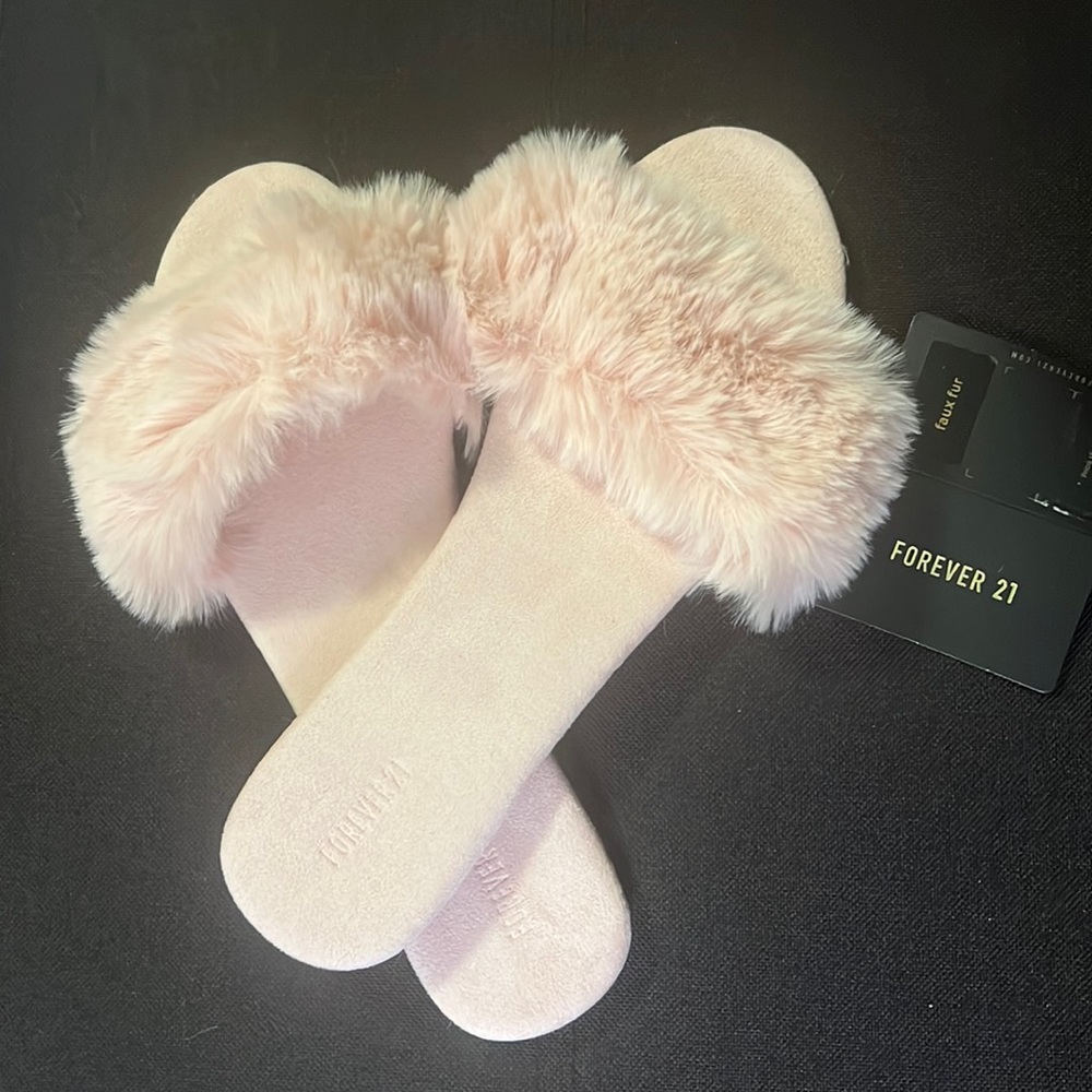 Forever 21 Soft Pink Faux Fur Slides - Sz 8 - NWT